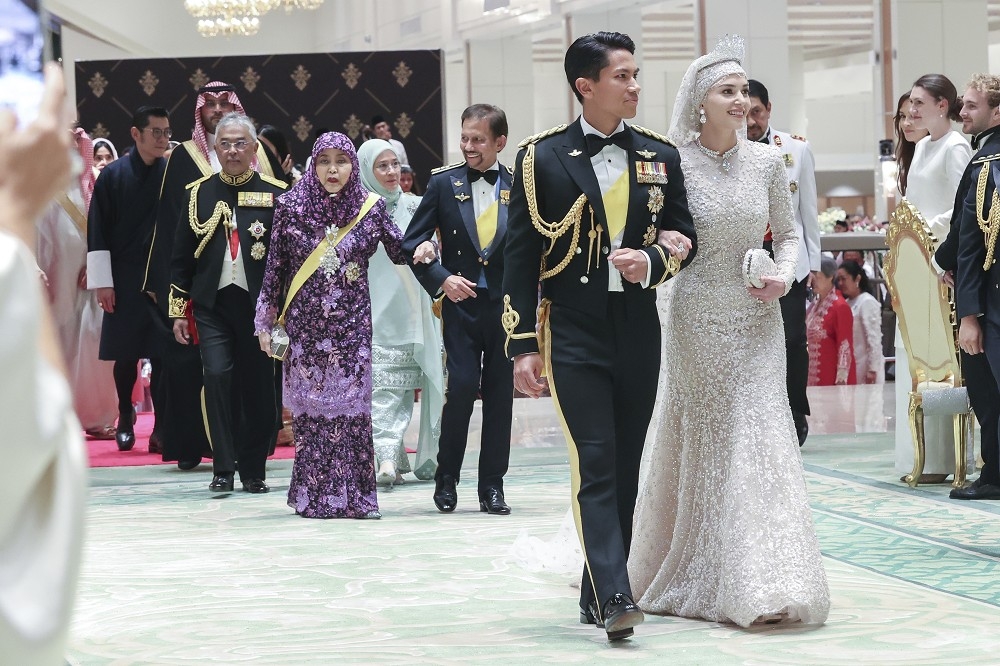 汶萊王子馬丁與羅斯納在16日正式完婚。圖為這對新人15日在皇宮參與冠蓋雲集的盛宴，後排兩人為汶萊蘇丹夫婦。（美聯社）