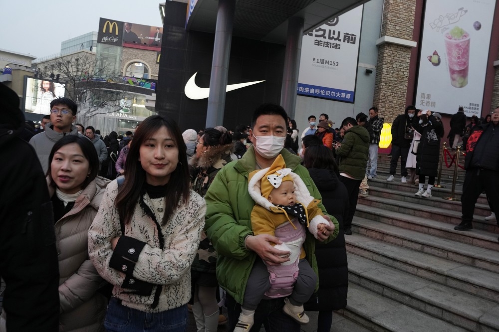 中國人口下降，首要原因是出生率直線下墜。圖為去年年底的北京街頭。（美聯社）