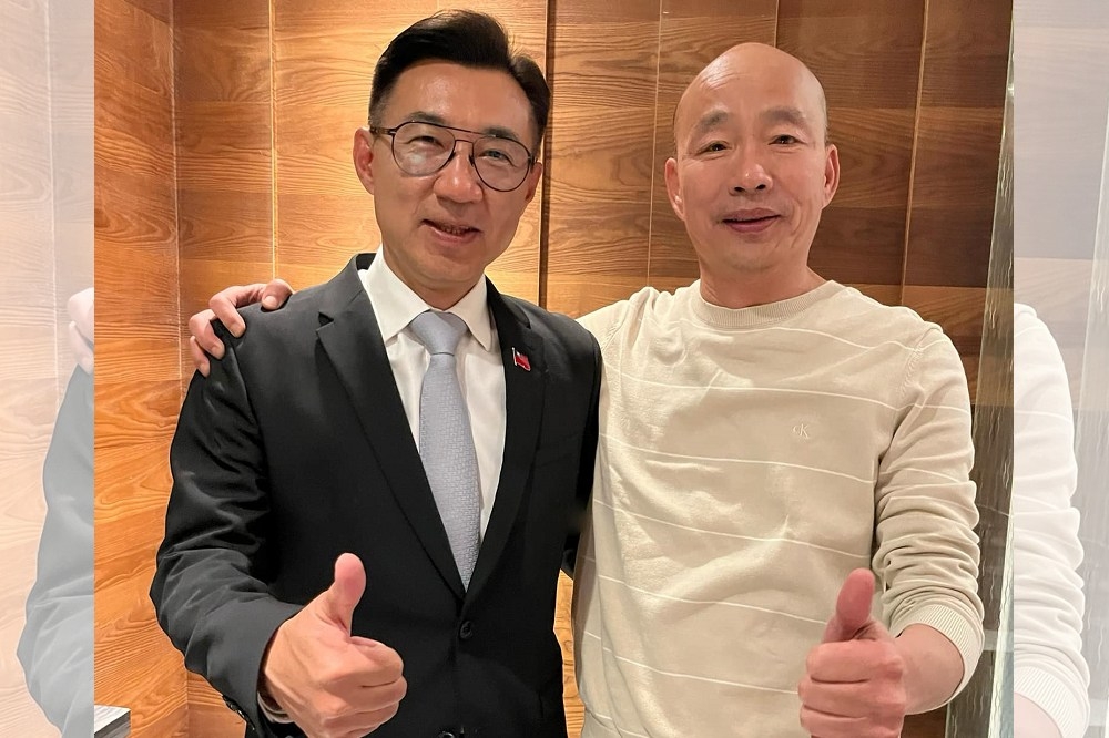 韓國瑜（右）在稍早在臉書公布將爭取立法院長，而他的搭檔選中江啟臣（左）。（取自韓國瑜臉書）