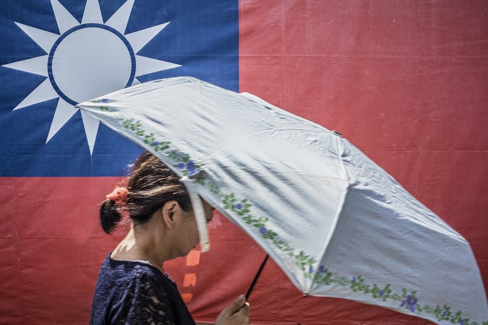 美國民調機構在2023年下半年進行的調查顯示，有67%的台灣民眾主要身分認同為台灣人，且有32%民眾對現況不甚滿意。（美聯社）