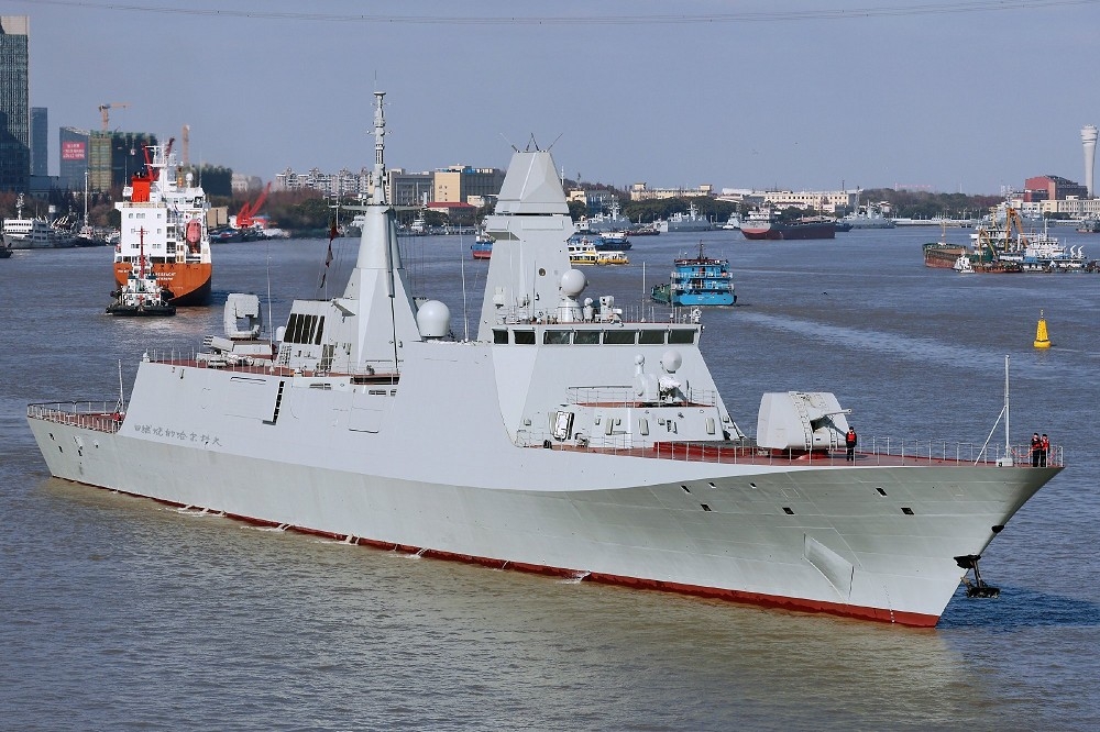 中國社群媒體曝光的054B型巡防艦航行照片，從丹紅漆層以及許多系統都尚未安裝情況來，該艦正在進行廠方測試。（取自Naval News）
