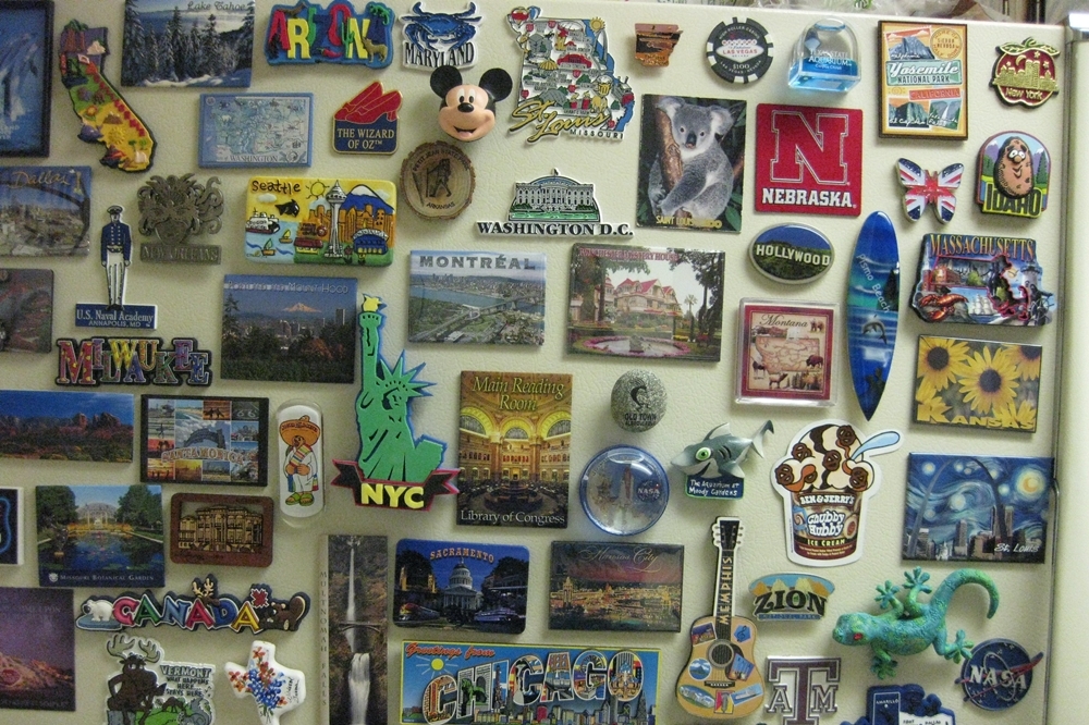 各式各樣的造型磁鐵（2011 © Amy the Nurse , travel magnets @ Flickr, CC BY-SA 2.0.）