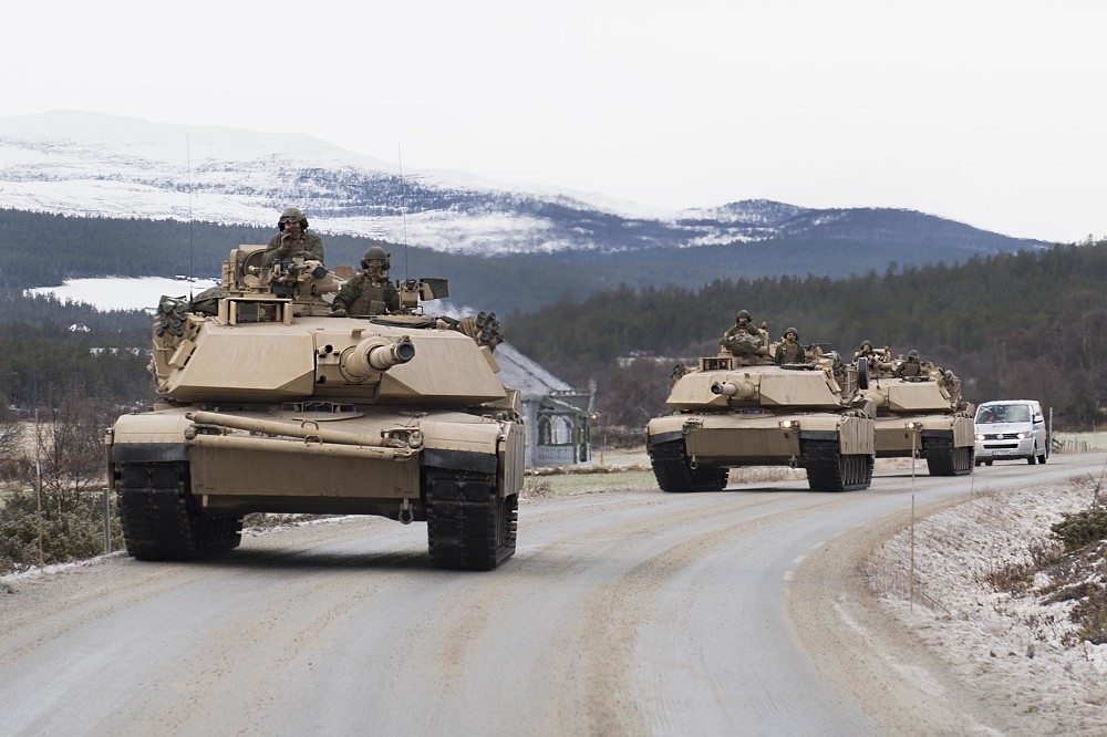 北約「三叉戟結合18」聯演中，在挪威登陸的美軍陸戰隊M1A1戰車巷內路推進。（取自DVIDS）