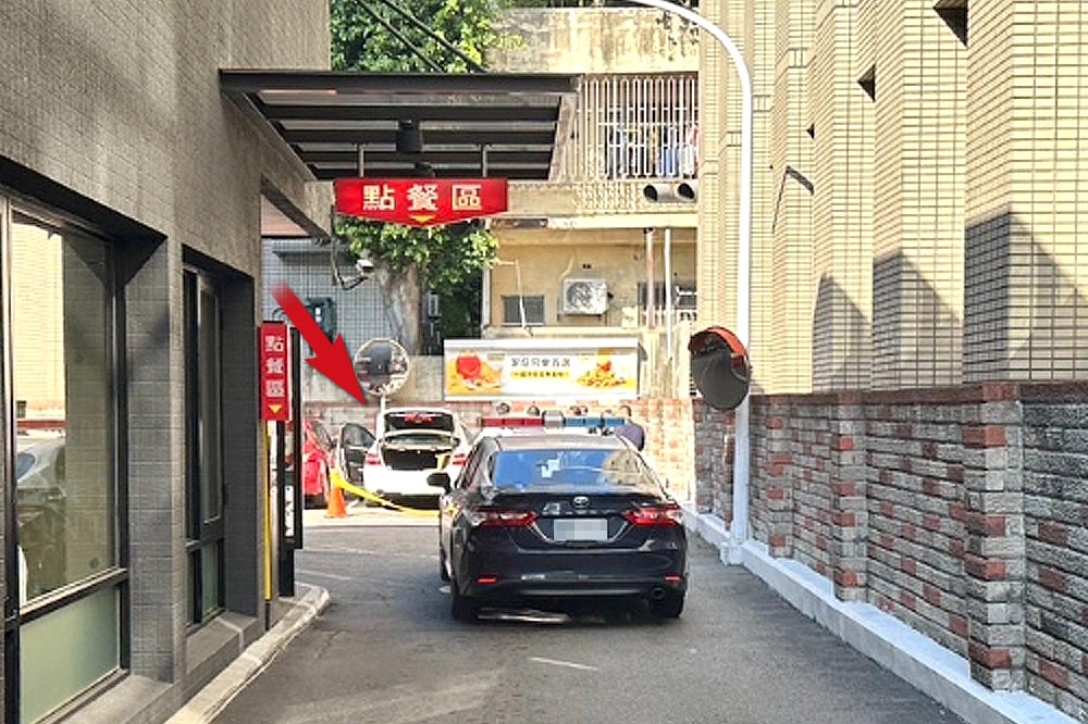 台中南屯區一對離婚夫妻被人發現全身刀傷倒臥停在麥當勞停車場的賓士車內。（翻攝畫面）