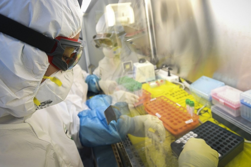 中國研究團隊表示研發出讓實驗鼠致死率百分之百的類新冠病毒，圖為2020年湖北一座生物研究所內的情形，（美聯社）