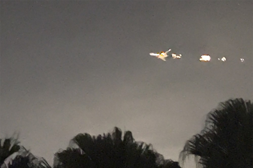 美國航空公司旗下747-8型貨機在空中起火，由地面拍攝的畫面令人怵目驚心。（美聯社）