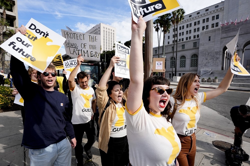 创立142年的洛杉矶时报计画大规模裁员，使旗下员工首度发动罢工抗争。（美联社）(photo:UpMedia)