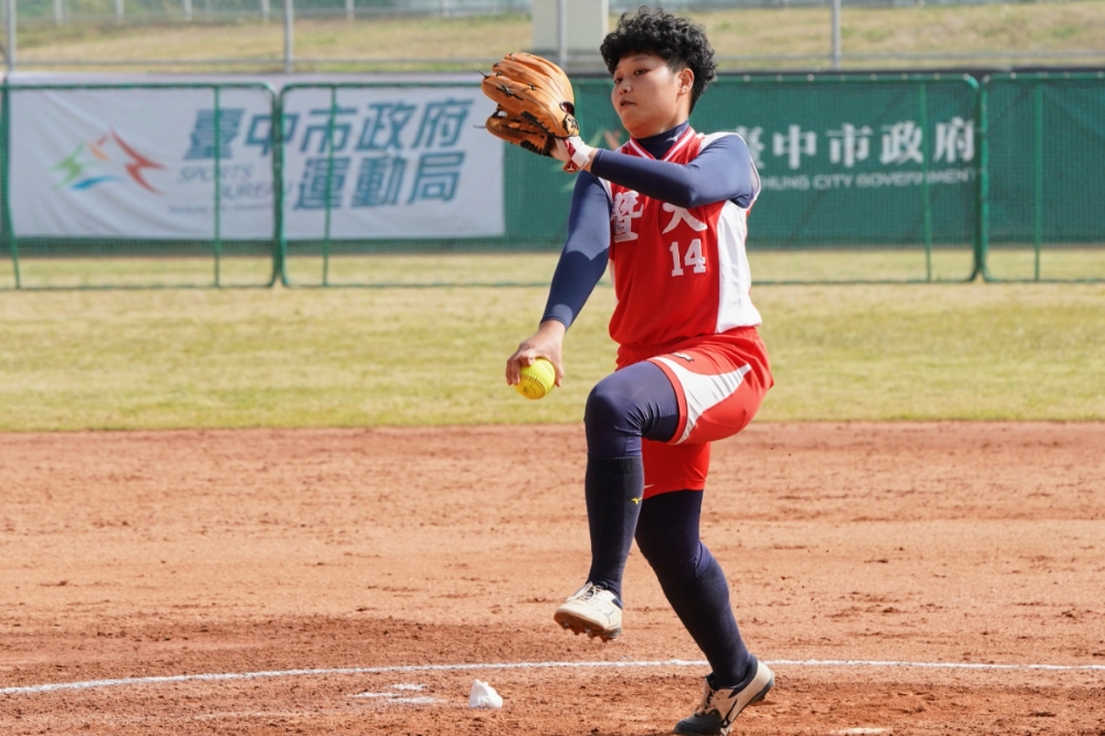 112學年度大專校院女子壘球聯賽，首度移師台中國際壘球園區進行。（台中市政府體育局提供）