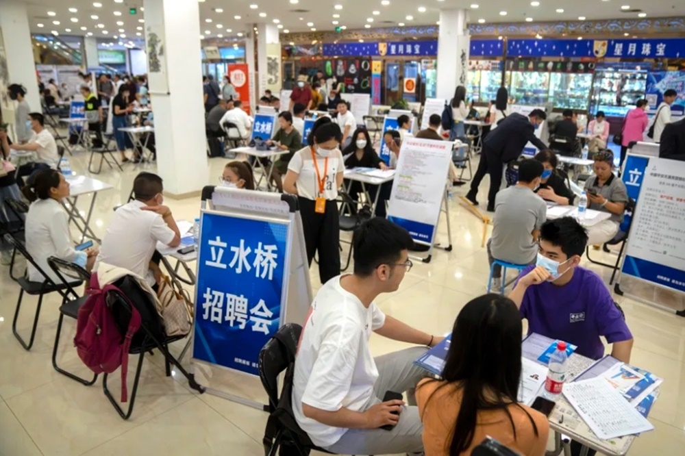 中國經濟不景氣，大學畢業生難找工作。（資料照片／美聯社）
