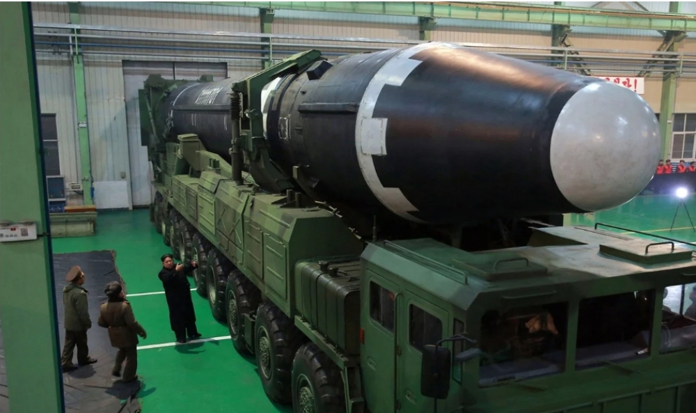 北韓向俄羅斯提供飛彈，除了經濟因素，還可取得新型飛彈的實戰數據。圖為北韓領導人金正恩視察火星15洲際彈道飛彈。（資料照片／美聯社）