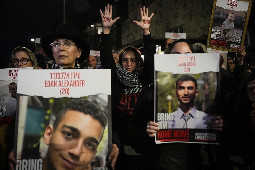 以色列人质家属不断抗议，要求当局正视人质问题并提出方法来救援。（美联社）(photo:UpMedia)