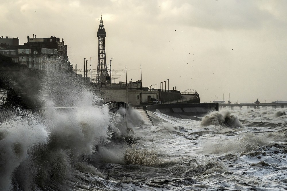 伊莎风暴侵袭英国，导致铁路中断、航班取消，还有数以万计家庭无电可用。（美联社）(photo:UpMedia)