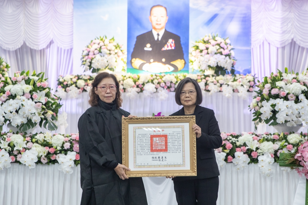 總統蔡英文今天前往台北市立第一殯儀館親頒褒揚令，表彰劉和謙上將一生為鞏固國家國防安全的貢獻與付出。（國防部提供）