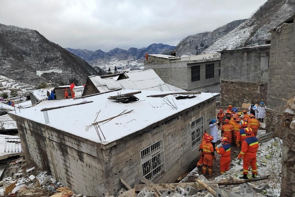 雲南東北部的鎮雄地區在大雪中發生山崩，造成數十人死亡與失蹤。（取自新華社）