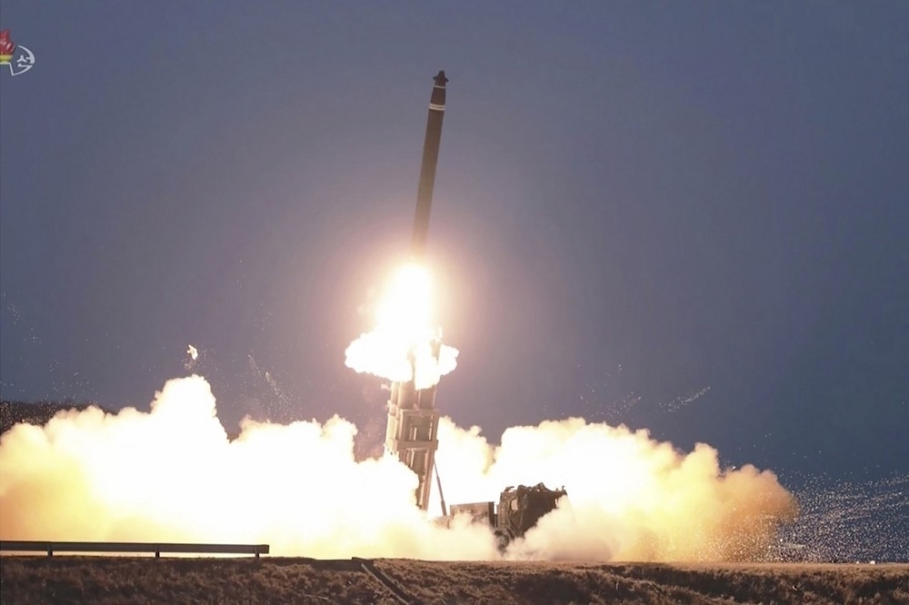 北韓距離14日試射中程彈道飛彈測試極音速武器載具10天後，再度試射巡弋飛彈進行示威。圖為去年2月飛彈試射畫面。（美聯社）