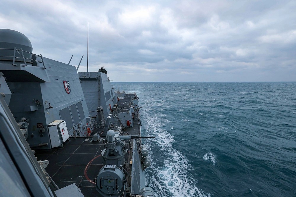 美軍釋出「芬恩號」驅逐艦24日穿越台海的畫面，解放軍聲稱對其「全程跟監警戒」。（取自美軍第七艦隊網站）