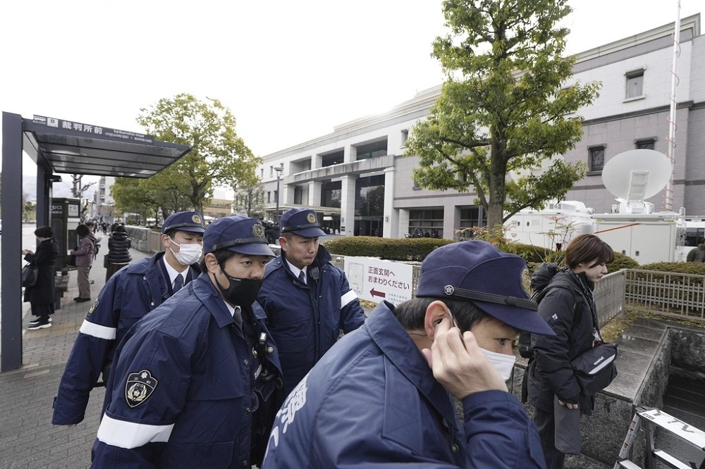 日本京都地院一审判决，宣判「京阿尼」纵火案被告青叶真司死刑。图为地院外维持秩序的警察。（美联社）(photo:UpMedia)