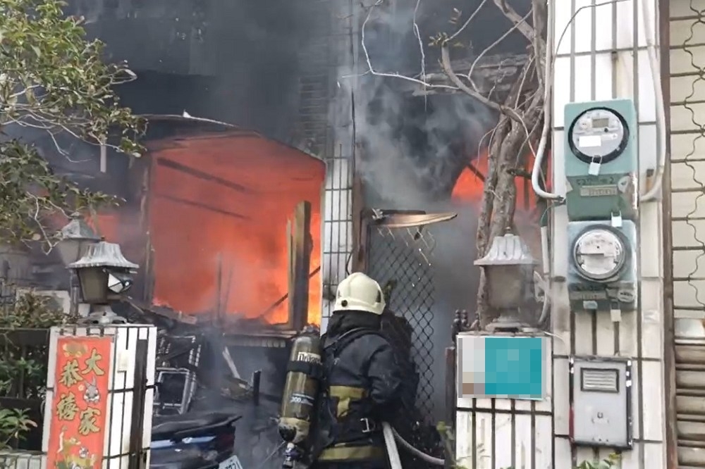 台南市一處民宅下午發生火警，造成3人命危。（翻攝畫面）