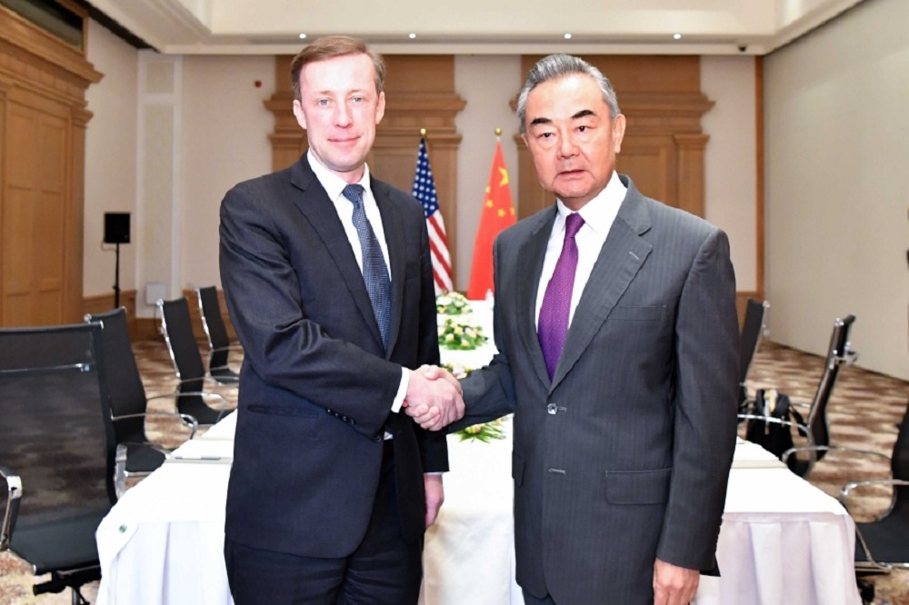 美國安顧問蘇利文與身兼中共中央工作外事辦公室主任、外交部長職務的王毅將在泰國會晤。圖為兩人去年的會面。（取自中國外交部）
