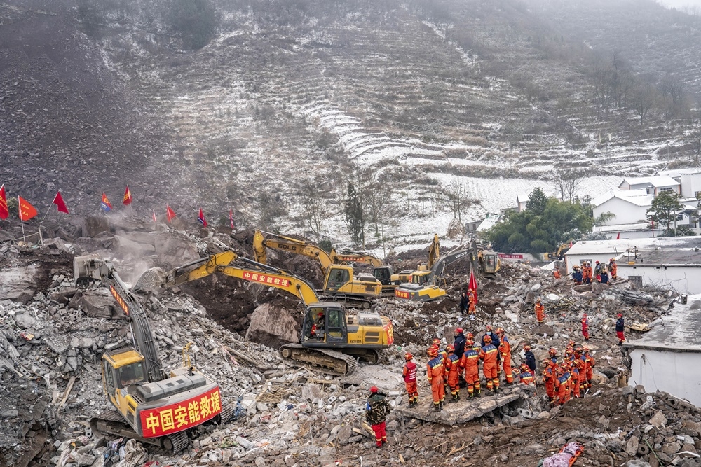 雲南昭通山崩事件，當局證實44人罹難，災難現場仍是一片狼藉。（ 美聯社）