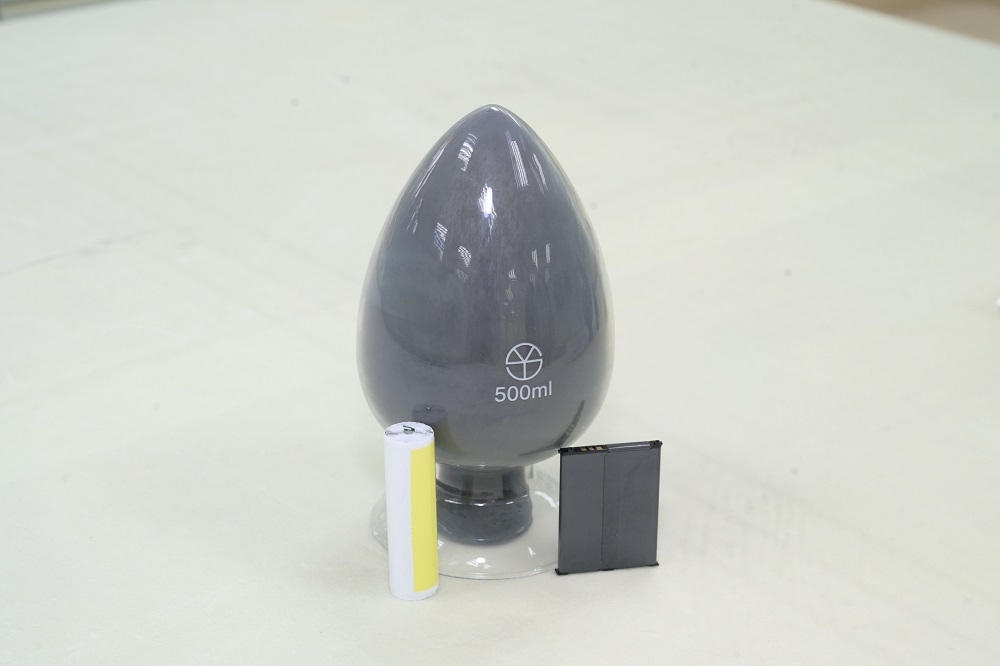 「石墨碳微球」產品是鋰電池負極材料的重要成份，可廣泛應用於電動巴士及儲能櫃等所需的儲能裝置。(中鋼提供)