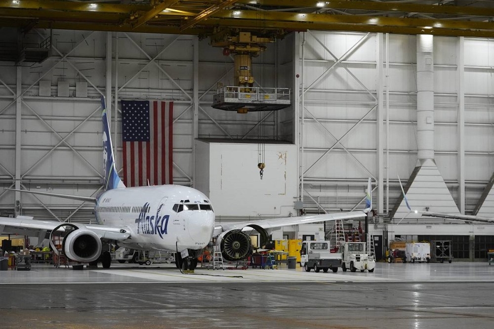 阿拉斯加航空26日恢復旗下737 Max 9客機營運，圖為該公司機棚內進行檢修作業的情形。（美聯社）