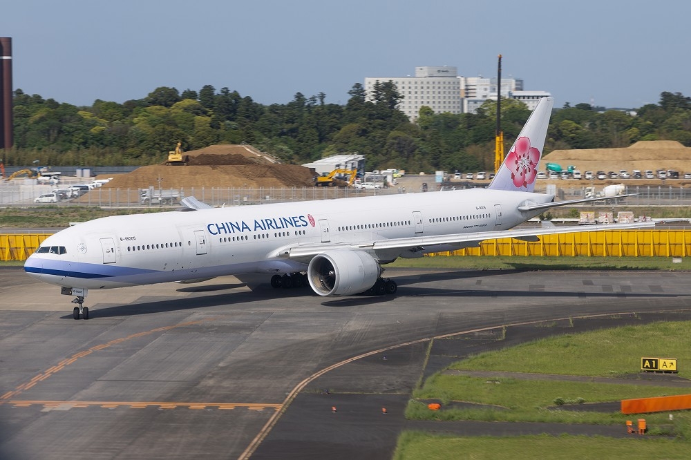 華航一架波音777客機25日在太平洋上空飆出歷史性的速度。圖為華航在東京成田機場的同型客機。（取自@flapperon）