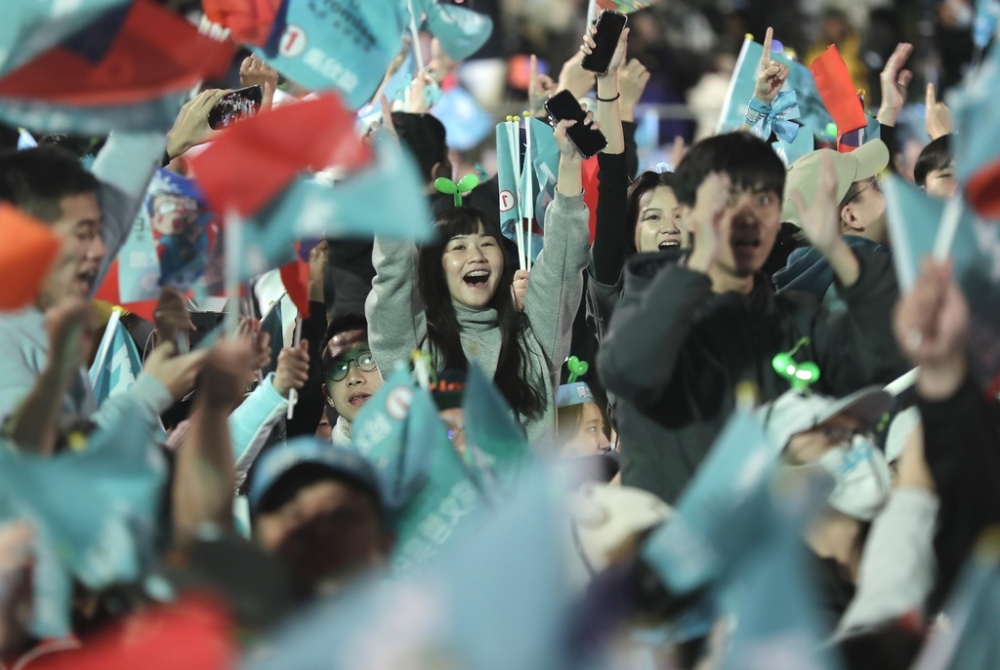 对一些现在二十几岁的年轻台湾人而言，他们还在唸小学中学时民进党就已经执政中央了，因中国结构因素而无法政党轮替的现实下，被视为「新党国」。（美联社）(photo:UpMedia)