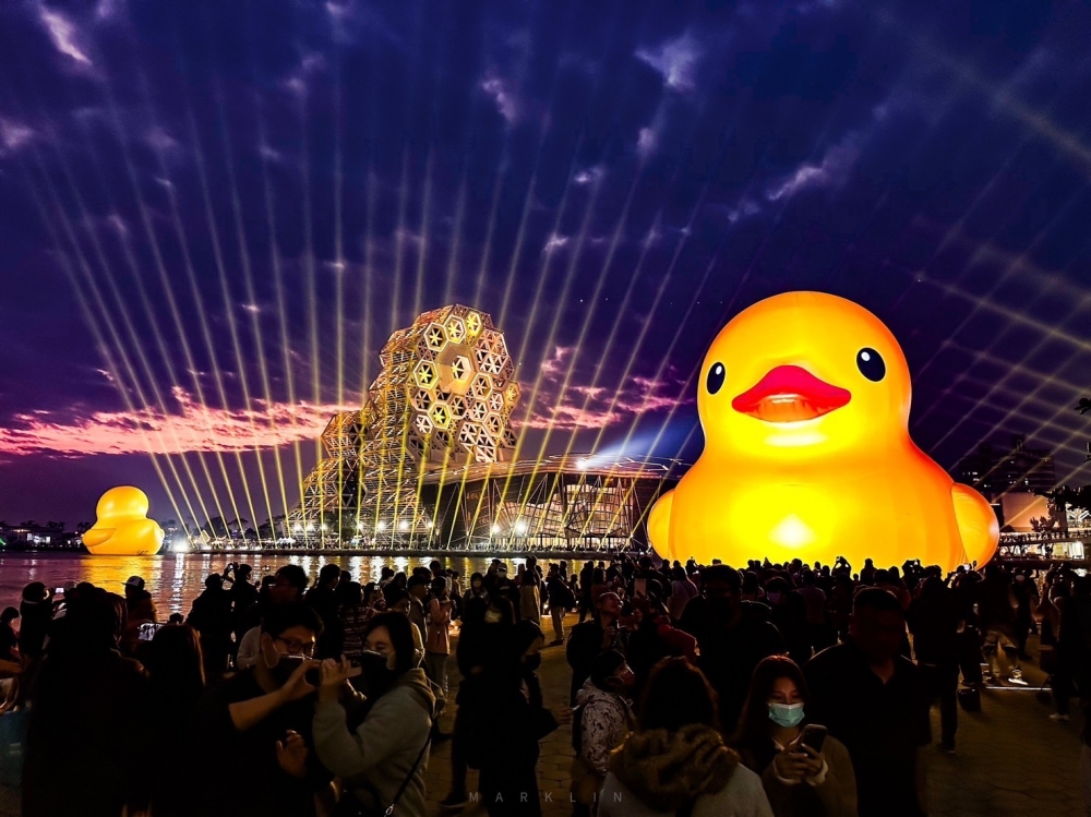 2024 高雄燈會即日在愛河灣盛大登場，今年最大亮點就是2隻「黃色小鴨」現身。（高雄市政府提供）