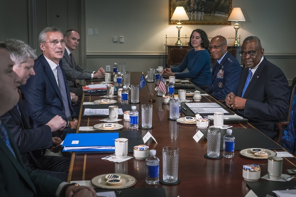 美國防長奧斯汀在五角大廈會晤北約秘書長秘書長史托騰柏格，矢言將會採取保衛美軍，同時美國政府表態無意與伊朗開戰。（取自五角大廈）
