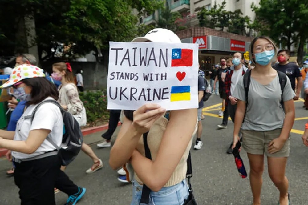 北約秘書長指，烏克蘭的命運對台灣會有影響。圖為2022年3月台北的援烏集會活動。（美聯社）