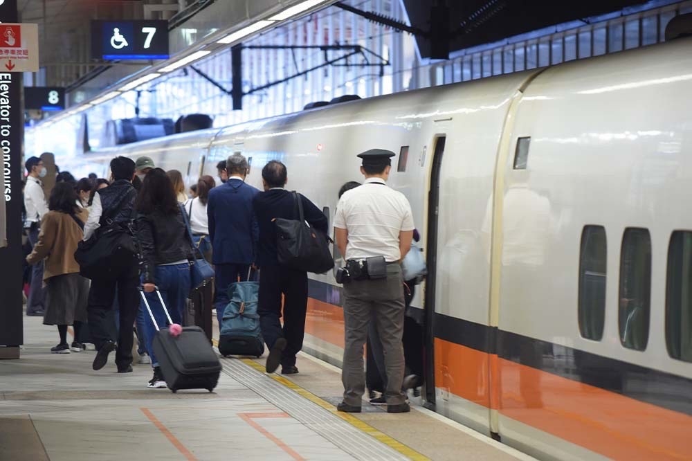 春節7天連假將至，台灣高鐵公司自2月6日至15日，共計加開461班次。（資料照片／張哲偉攝）