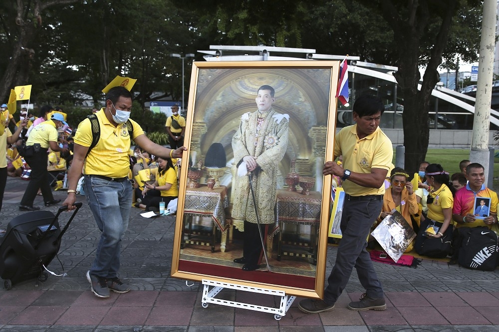 泰國憲法法院認定主張修改冒犯君主罪違反該國憲法。圖為2020紀念前君主瓦棲拉兀逝世95周年活動上的現任國王瓦吉拉隆功畫像。（美聯社）