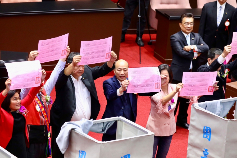 國民黨新科立委韓國瑜（右2）與陳雪生（左2）、陳玉珍（左1）等人都對著鏡頭亮票。（王侑聖攝）