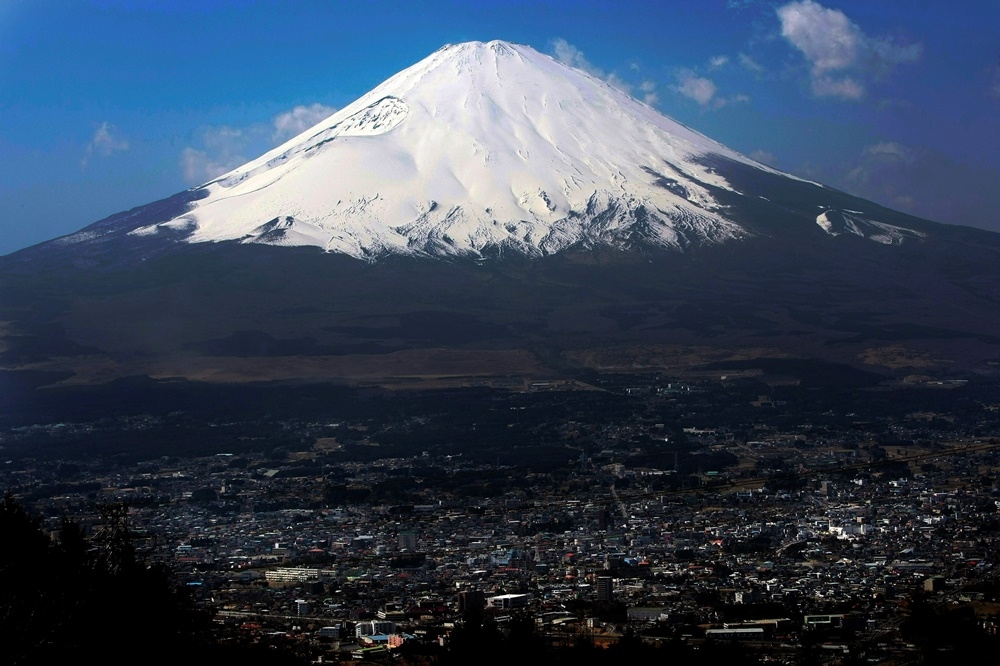 山梨縣政府為解決富士山登山亂象，擬加強管理並開徵2000日圓通行費。（美聯社）