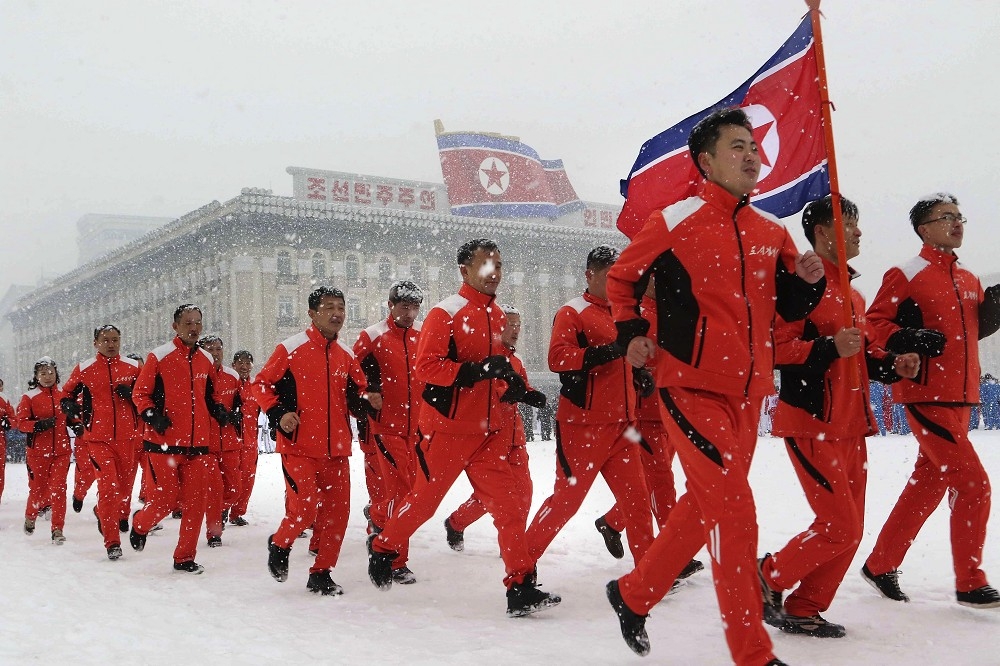 2024年1月14日，北韓各委員會、各部會及國家機構官員於平壤新年第1個運動日，在金日成廣場跑步。（美聯社）