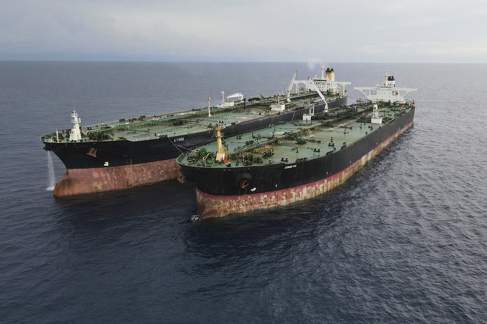 美國宣布針對伊朗非法交易原油展開沒收的程序，圖為在印尼外海遭到扣押的伊朗油輪。（美聯社）