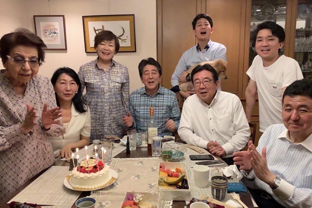 日本已故前首相安倍晉三的母親安倍洋子（左一）4日在東京逝世，享耆壽95歲。（取自X平台@安倍晉三）