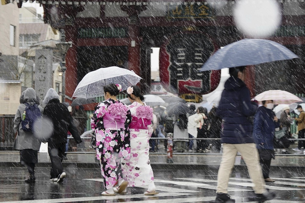 日本關東降下大雪，預計明天之前的東京交通都難以正常運作。（美聯社）