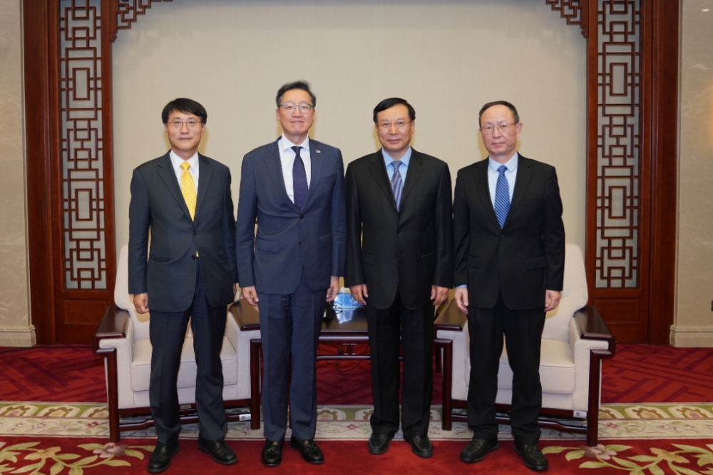 鄭在浩（左二）接受韓媒訪問時強調，韓國政府尊重「一個中國」政策立場不變，同時將與台灣持續在多個促域發展實質合作。（取自中國國際經濟交流中心）