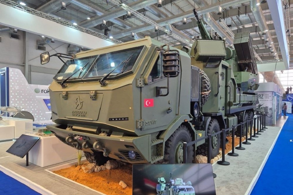 土耳其國防電子大廠Aselsan，在沙國WDS 2024防展期間，秀出最新研發的Gurz「彈砲合一」機動防空系統。（取自X平台@ogzhn_uyg）