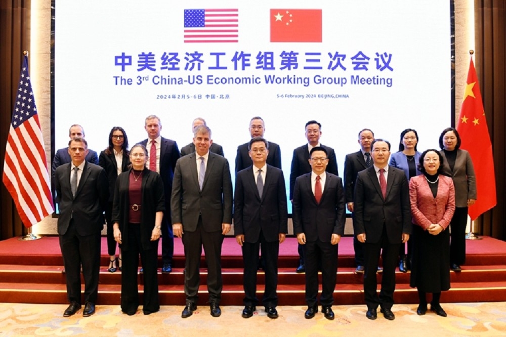 美中经济工作组举行会议，由美国财政部次长夏包（左三）、中国财政部副部长廖岷（右三）主持，中国财政部长蓝佛安（中）也有出席。（取自中国财政部官网）(photo:UpMedia)
