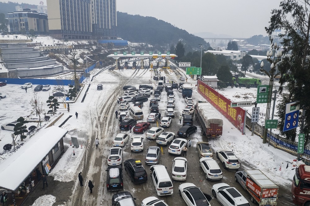 湖南省內高速公路一處收費站附近，大批車輛因為暴雪而動彈不得。（美聯社）