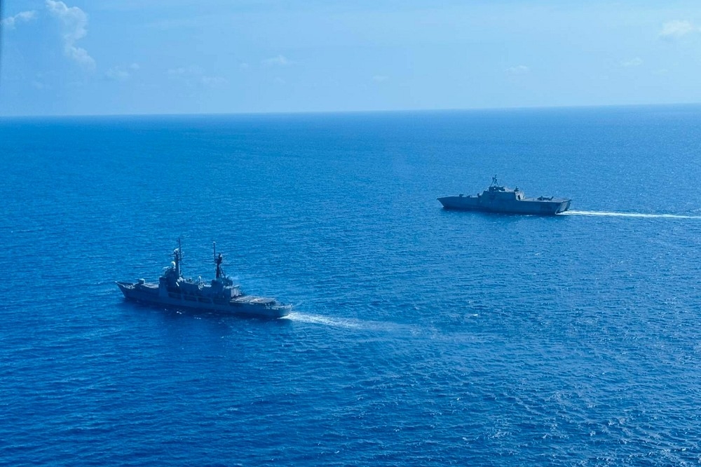 美、菲海軍艦艇9日進行聯合行動，展現維護印太和平穩定的決心。（取自菲律賓西部司令部FB）