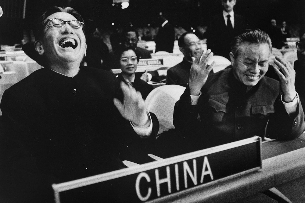 中共當時加入聯合國不久，把美國的毛派反帝年輕學者請來參訪，是個重要的統戰任務。（中國外交部副部長喬冠華（左）和中國常駐聯合國代表黃華（右）。圖片取自網路）