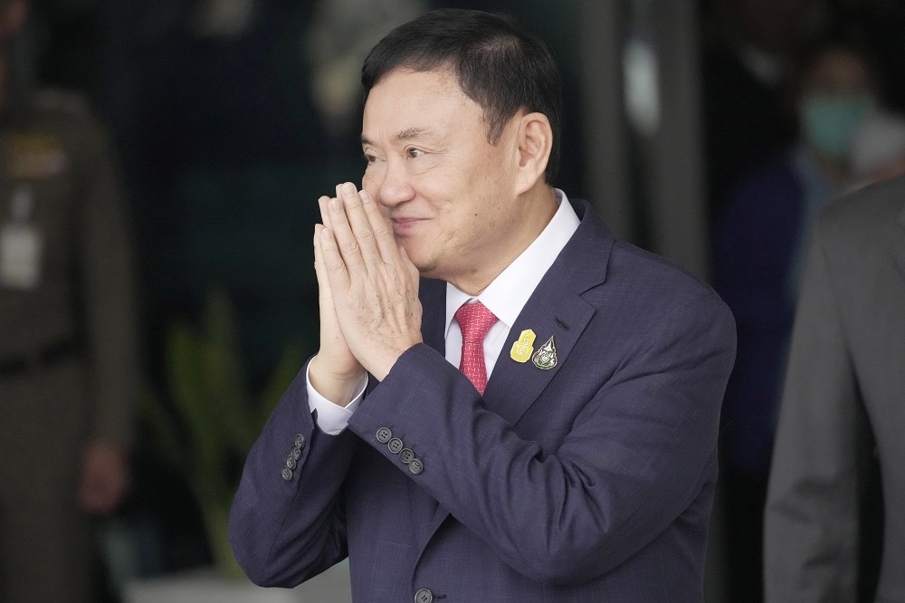 泰國總理賽塔13日宣布，前總理塔克辛已獲得假釋。圖為塔克辛去年返回泰國抵達機場。（美聯社）