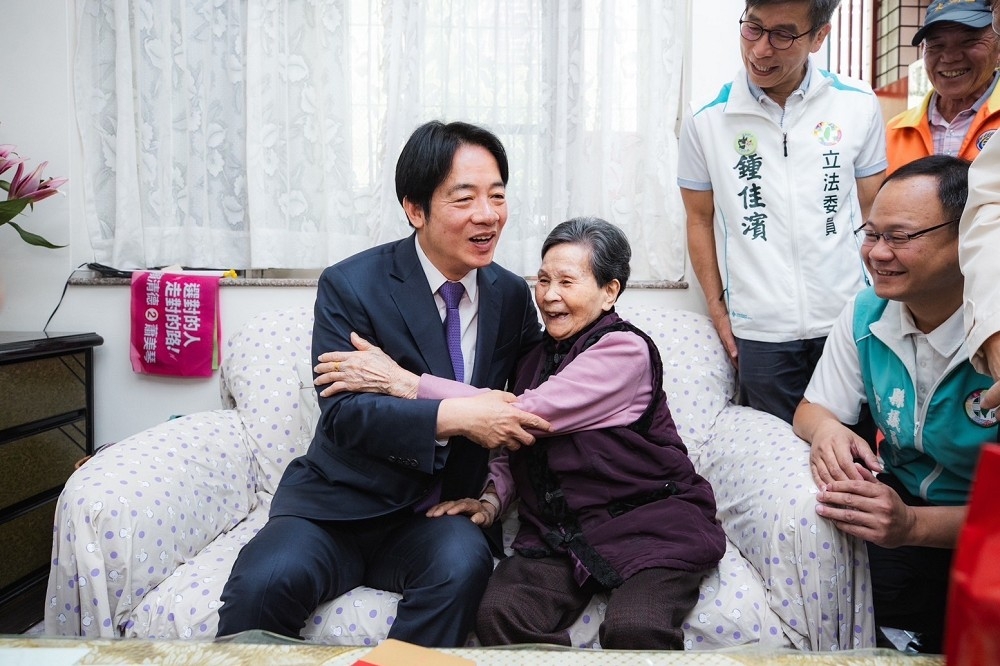 民進黨總統當選人賴清德今天前往拜訪屏東超級賴粉、92歲的黃阿嬤。（賴清德辦公室提供）
