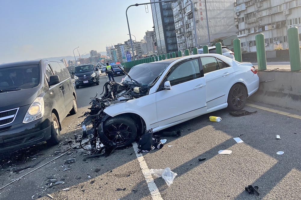 白色賓士車輛行經台北市環快時突然撞上分隔島，駕駛傷重不治。（取自記者爆料網）