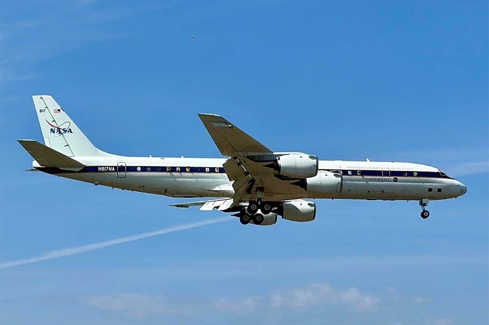 NASA的DC-8飛機今早現蹤恆春上空，吸引航空迷搶拍。（取自IDF經國號臉書）