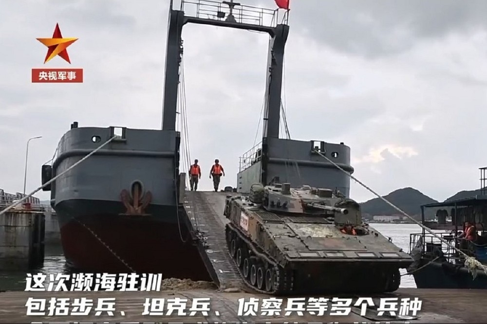解放軍的步兵戰車自民用駁船下卸。（取自X平台）
